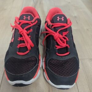 Under armor size 7.5 women's athletic shoes
